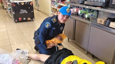 EJEMPLAR: Mujer policía ‘se pone las pilas’ y recibe a una recién nacida en un 7-Eleven
