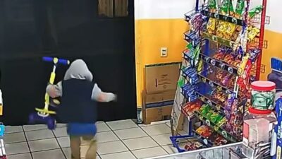 VIDEO. ‘¡Niñoooo!’; sujeto incita a su propio hijo pequeño a robar un scooter