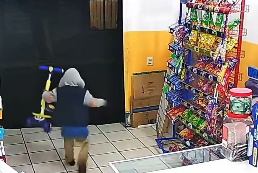VIDEO. ‘¡Niñoooo!’; sujeto incita a su propio hijo pequeño a robar un scooter