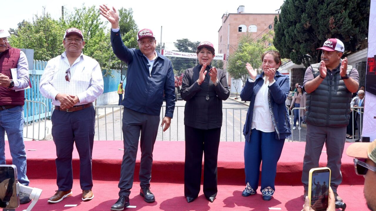 ANTIBACHES. Delfina Gómez y Ricardo Moreno dan banderazo a nueva máquina repavimerntadora en Toluca