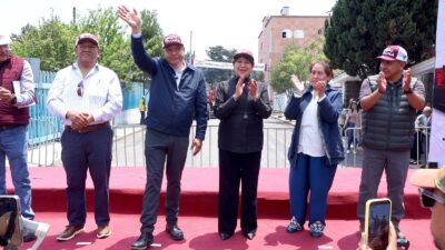 ANTIBACHES. Delfina Gómez y Ricardo Moreno dan banderazo a nueva máquina repavimerntadora en Toluca