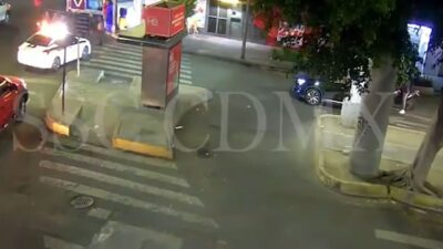 VIDEO. Policía arriesga su vida para detener a par de ladrones de autopartes