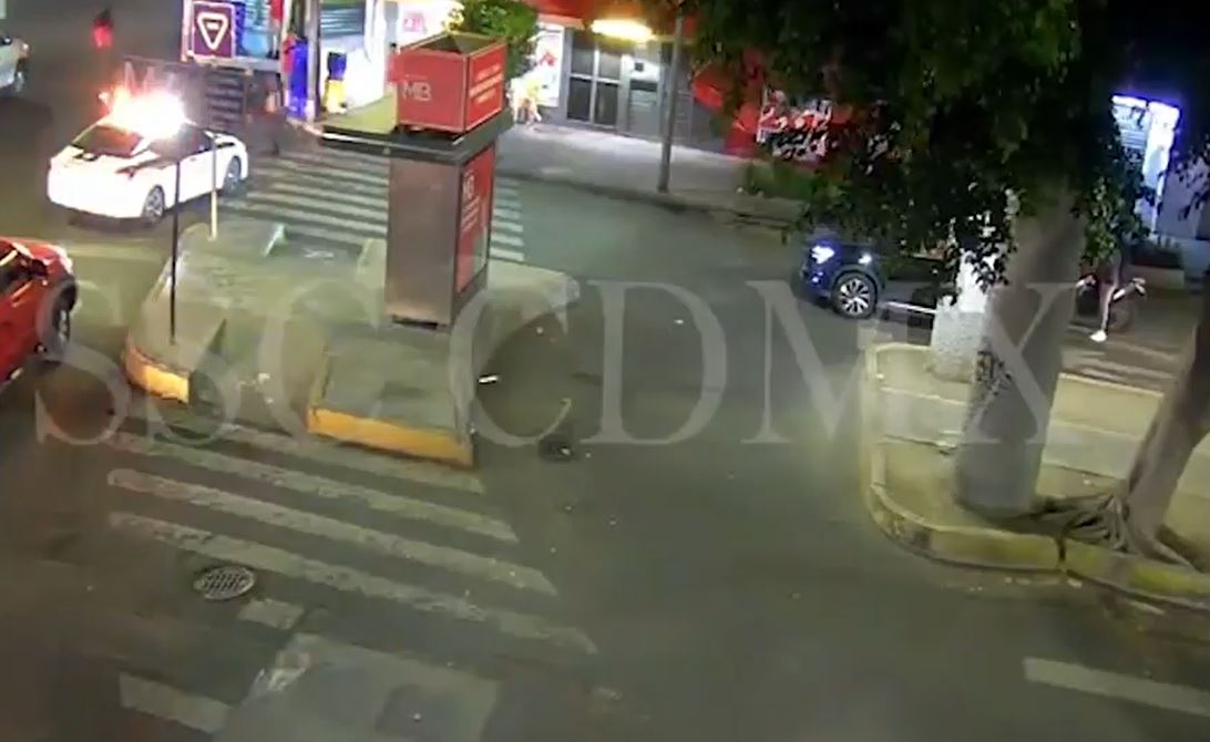 VIDEO. Policía arriesga su vida para detener a par de ladrones de autopartes