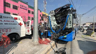 VIDEO. Trolebús lleno de pasajeros choca contra la estación en Edomex; hay 20 heridos
