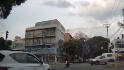 VIDEO: Conductor se pasa la luz roja y manda ‘a volar’ a un joven motociclista