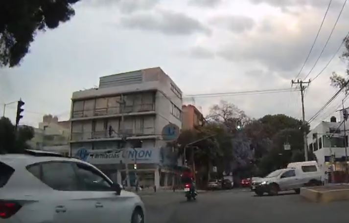 VIDEO: Conductor se pasa la luz roja y manda ‘a volar’ a un joven motociclista