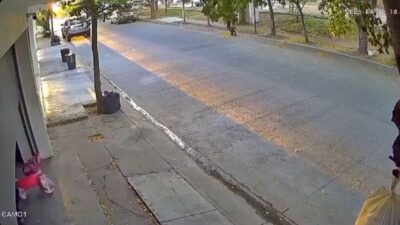 VIDEO: Madre protege a su hijita durante balacera en la que mataron a un policía