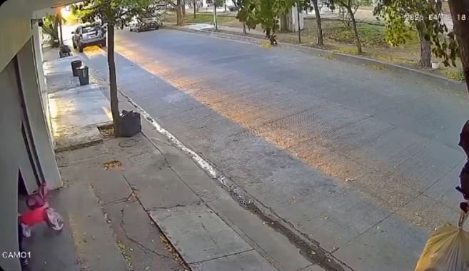 VIDEO: Madre protege a su hijita durante balacera en la que mataron a un policía