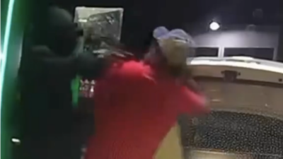 ATRACO. Sujetos armados asaltan a auntomovilista mientras cargaba gasolina en el Estado de México