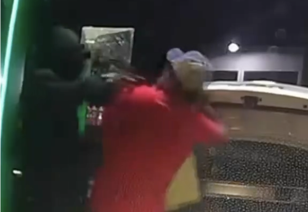 ATRACO. Sujetos armados asaltan a auntomovilista mientras cargaba gasolina en el Estado de México