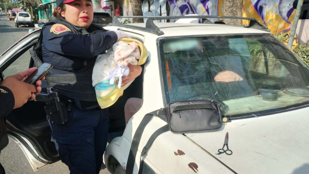 VIDEO: Policías ayudan a traer al mundo a un bebé a bordo de un Tsuru