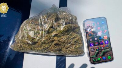 TRAFICANTES: Caen tres sujetos que distribuían narcóticos; uno llevaba un arma cargada