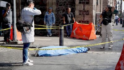 DRAMÁTICO. Hombre alcanzó a dar un último sorbo a su café antes de morir en el Centro Histórico