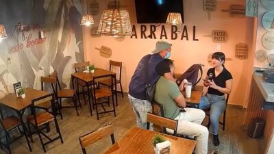 VIDEO: Asaltantes atacan pizzería, ‘chinean’ a un hombre e intentan llevarse a una empleada