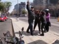 VIDEO: ‘¡Suéltame!’; policía derriba a mujer en moto que iba con su hija y arman una ‘escenita’