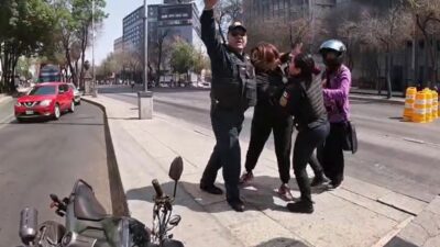 VIDEO: ‘¡Suéltame!’; policía derriba a mujer en moto que iba con su hija y arman una ‘escenita’