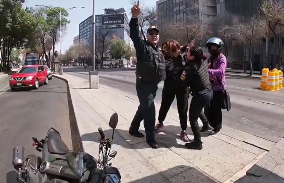 VIDEO: ‘¡Suéltame!’; policía derriba a mujer en moto que iba con su hija y arman una ‘escenita’