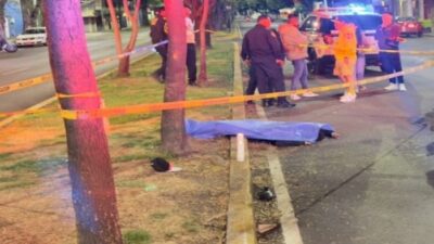 DESGARRADOR: Madre grita y llora mientras identifica a su hijo motociclista muerto