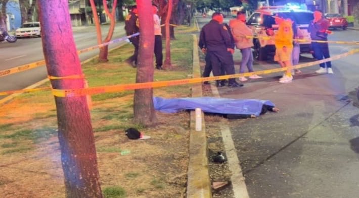 DESGARRADOR: Madre grita y llora mientras identifica a su hijo motociclista muerto