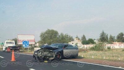 TERRIBLE. Hombre y mujer viajaban en una moto sin placas; mueren arrollados en Edomex