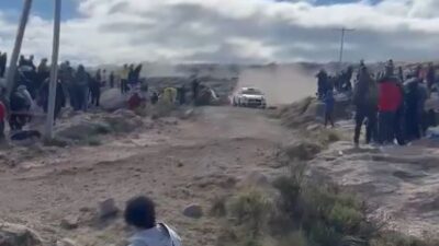 VIDEO: Conductor de rally pierde el control y mata a un joven espectador