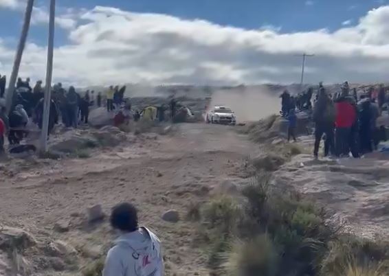VIDEO: Conductor de rally pierde el control y mata a un joven espectador