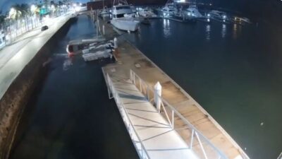 VIDEO: Conductor fuera de control termina en el agua con todo y carro