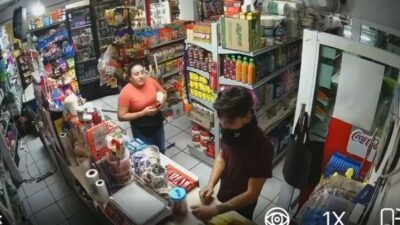 VIDEO: Asaltante ‘nervioso’ solo se lleva mazapanes y unas monedas de una tiendita
