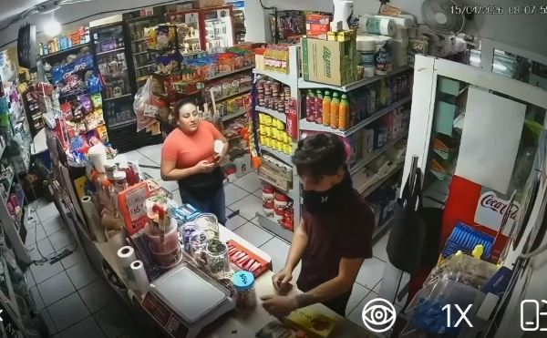 VIDEO: Asaltante ‘nervioso’ solo se lleva mazapanes y unas monedas de una tiendita