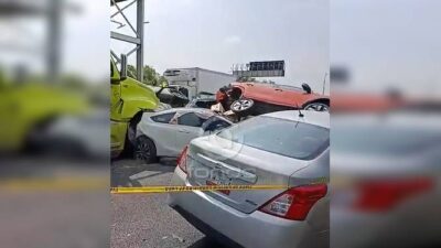 URGENTE: Tráiler sin frenos se lleva a varios vehículos en el Circuito Mexiquense; hay un muerto