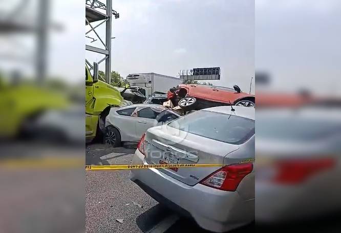 URGENTE: Tráiler sin frenos se lleva a varios vehículos en el Circuito Mexiquense; hay un muerto