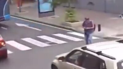 VIDEO: Señor cruzaba la calle sin quitar la mirada del celular y eso le costó morir aplastado