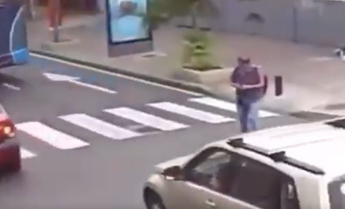 VIDEO: Señor cruzaba la calle sin quitar la mirada del celular y eso le costó morir aplastado