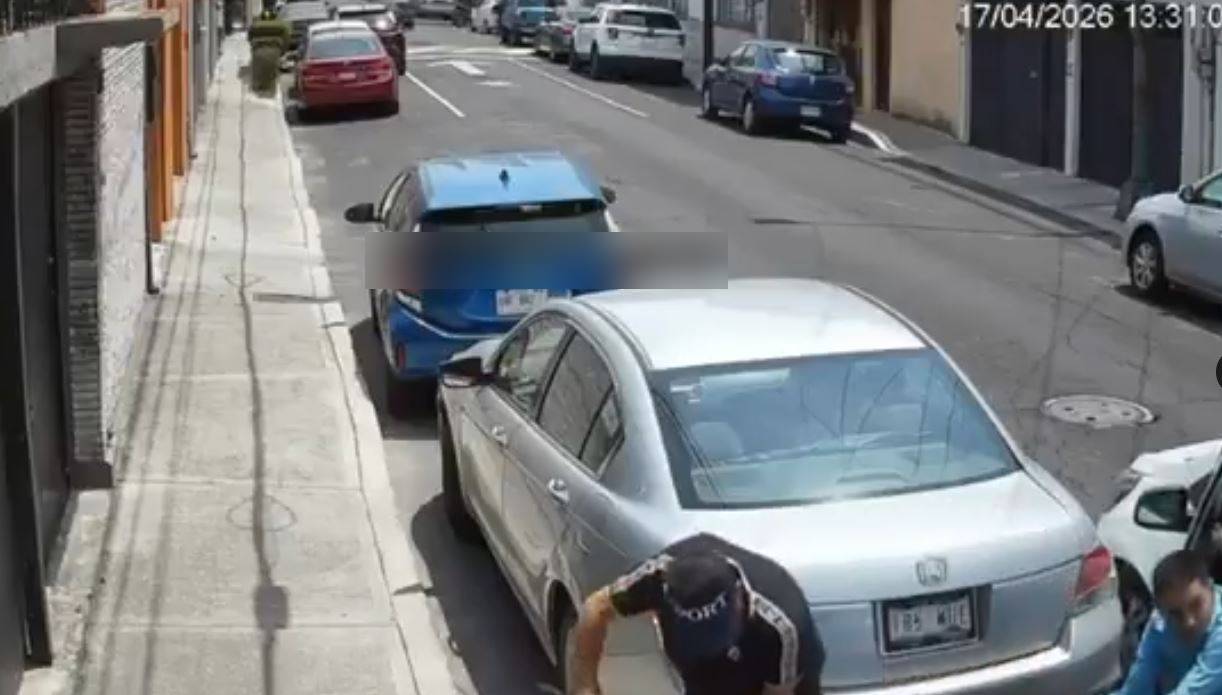 VIDEO: Criminales tardan nueve segundos en quitar dos faros de auto y llevárselos