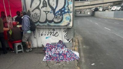 INDIFERENCIA: Un señor se sentó junto a un puesto de tacos y nadie notó que había muerto