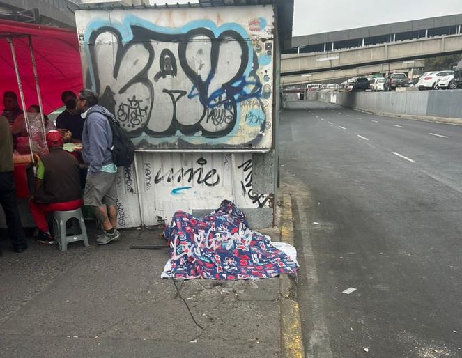 INDIFERENCIA: Un señor se sentó junto a un puesto de tacos y nadie notó que había muerto