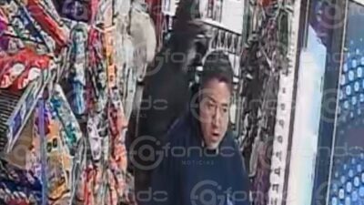 VIDEO. Empleado de tienda recibe una golpiza por parte de asaltantes; piden ayuda para identificarlos