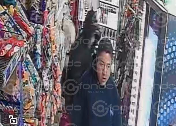 VIDEO. Empleado de tienda recibe una golpiza por parte de asaltantes; piden ayuda para identificarlos