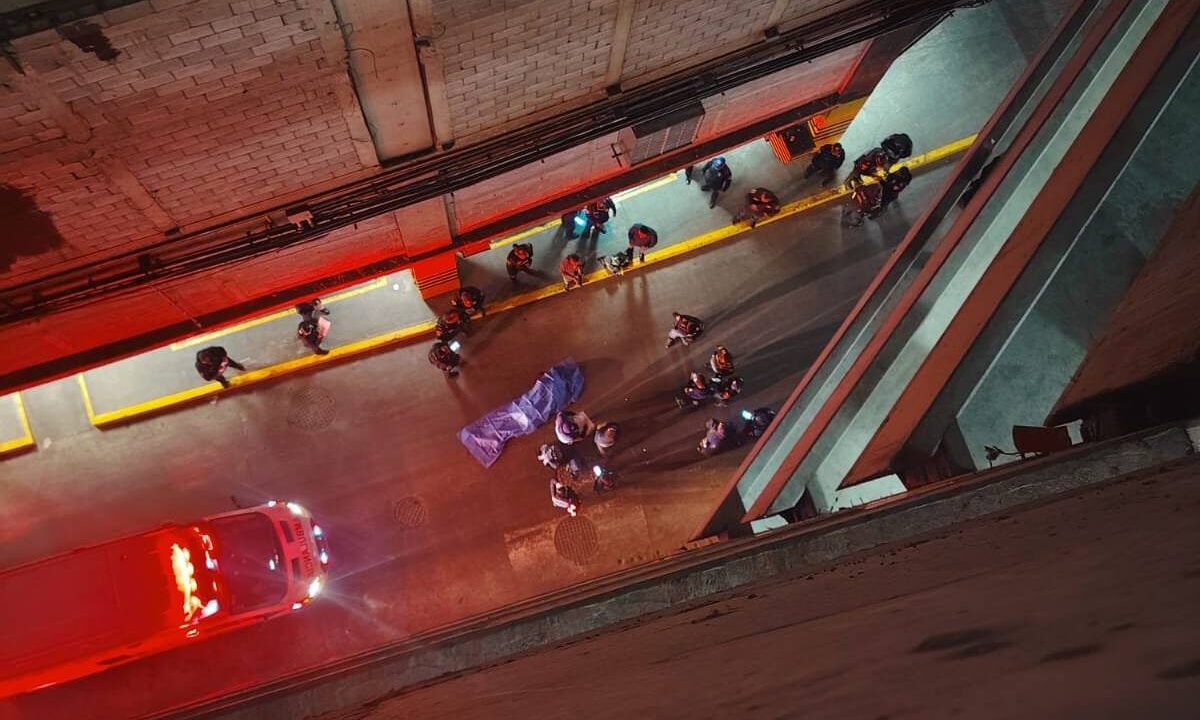 FATAL: Él no se fijó que no estaba el elevador y muere al caer desde el quinto piso