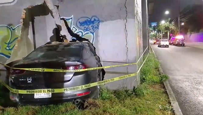 VIDEO: ‘Milagro al volante’; conductor a toda velocidad pierde el control y atraviesa una pared