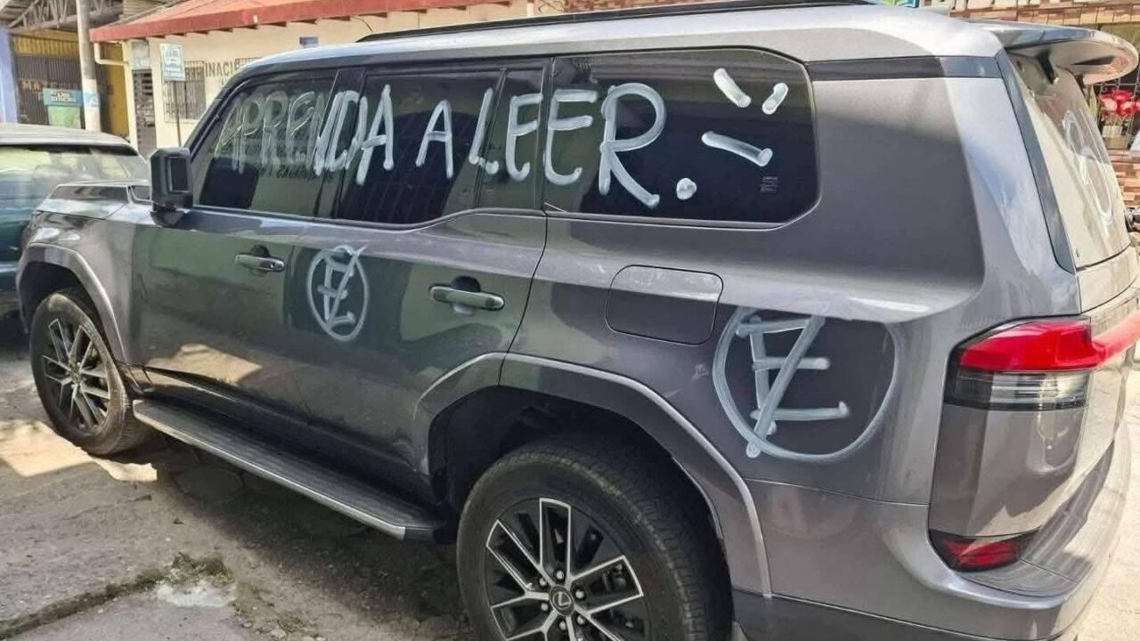 VENGANZA: ‘No sabe leer’; vecino raya camioneta de 3 millones de pesos que tapó su entrada