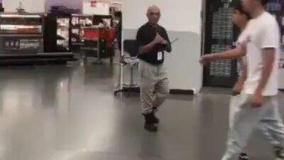 VIDEO: Joven cliente recibe golpiza de empleados de seguridad de un Walmart