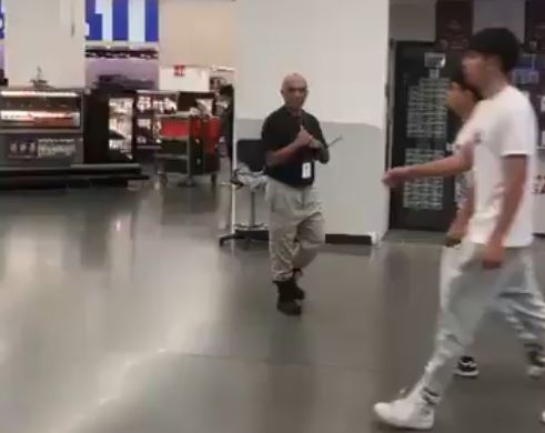 VIDEO: Joven cliente recibe golpiza de empleados de seguridad de un Walmart