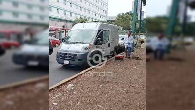 URGENTE: Hombre se baja de una moto a pelear y lo matan afuera del hospital La Raza