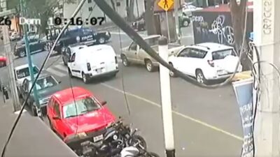 VIDEO: Conflicto vial sin importancia desata riña callejera entre cuatro sujetos