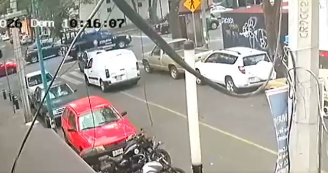 VIDEO: Conflicto vial sin importancia desata riña callejera entre cuatro sujetos