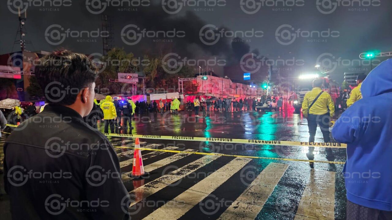 VIDEO: Pánico en el barrio; incendio el La Merced acaba con 50 puestos y causa movilización