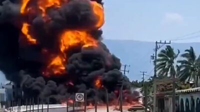 VIDEO: Infierno en la autopista; pipa de gas vuelca, explota y el chofer muere calcinado