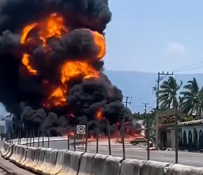 VIDEO: Infierno en la autopista; pipa de gas vuelca, explota y el chofer muere calcinado