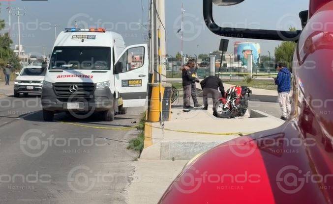 URGENTE: Motociclista muere aventado por una camioneta en una carretera de Edomex